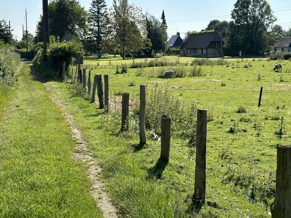 Le chemin des Faneuses débouche dans le hameau de la Courellerie.