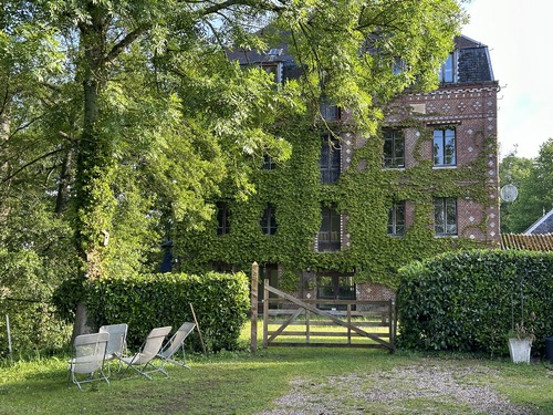Le moulin à blé de St-Arnoult a été construit en 1791 avec deux roues hydrauliques. En 1890, après un incendie, il est renconstruit en minoterie et fonctionnera jusqu'au début des années 1970. (Ref Emmanuelle Real)