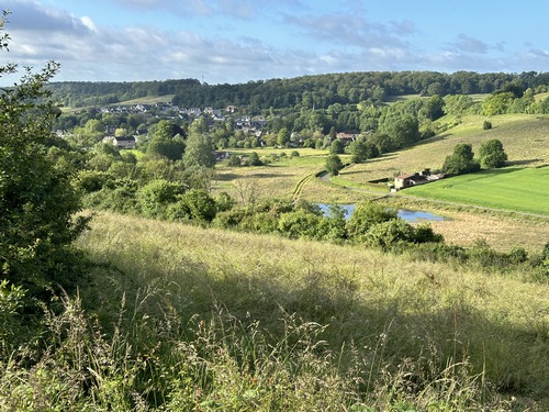 Le Chemin de l'Epine Rose rejoint la rue de l'Epine. Vue sur Ry et la vallée du Crevon depuis la rue de l'Epine.