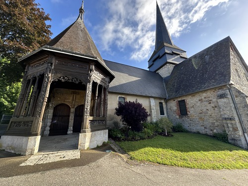 Voilà le fameux porche en bois sculpté de l'église Saint-Sulpice de Ry. D'autres photos sont dans l'album de la randonnée.<br>
