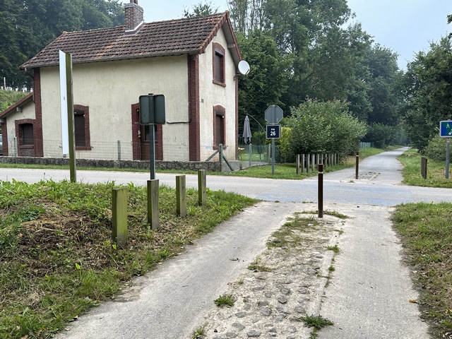 Passage à niveau 26 et sa maison de garde-barrière sur l'ancienne ligne de Dieppe à Fécamp.