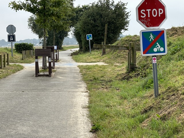 Au passage à niveau 24, nous allons tourner à droite et quitter la Véloroute du Lin. Le balisage est récent, mais il est inexistant pour la traversée de la D70. Il faut prendre à droite sur la D70, et après quelques dizaines de mètres, prendre le premier chemin à gauche, puis le suivant encore à gauche.
