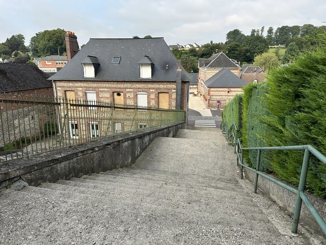Un escalier relie l'église Notre-Dame au bourg de Fontaine-le-Dun.