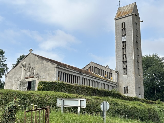 Nous longeons l'église Saint-Pierre (XXe...) pour retrouver notre point de départ.