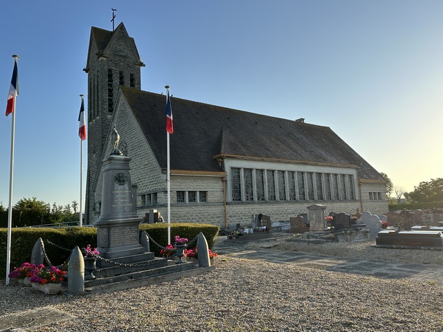 Nous partons du parking de la rue de la Libération, longeons l'église Saint-Germain, et entrons déjà sur notre premier chemin.