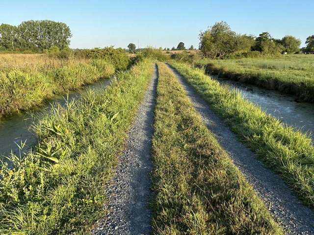 Les chemins suivent souvent les canaux de drainage des marais. Nous ne sommes jamais loin de l'eau sur ce circuit.