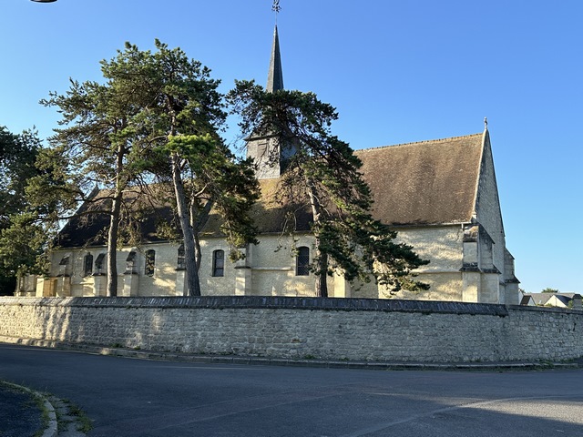 Eglise Sainte-Croix (XVIe) de Gonneville-en-Auge. Non loin, se trouve la plaque commémorant le lieu de ralliement de l'unité de parachutistes anglais avant l'assaut sur la batterie de Merville.