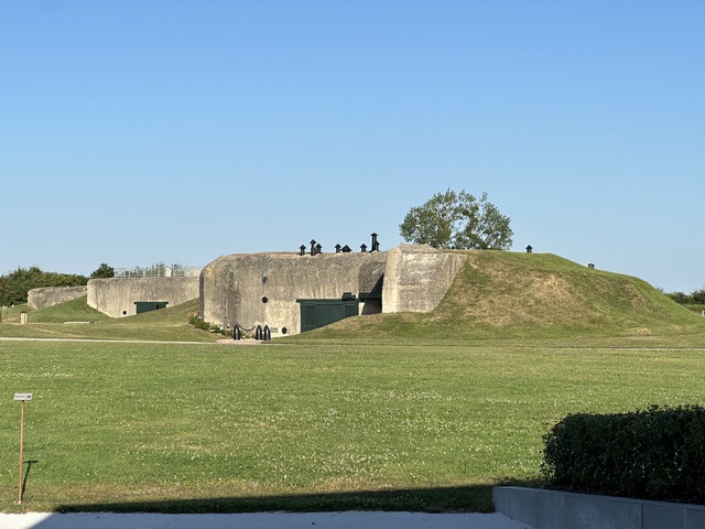 La batterie de Merville est l'une des batteries côtières du mur de l'Atlantique. Elle fut l'un des objectifs prioritaires du débarquement de Normandie. C'est désormais un site-musée qui accueille près de 75 000 visiteurs chaque année.