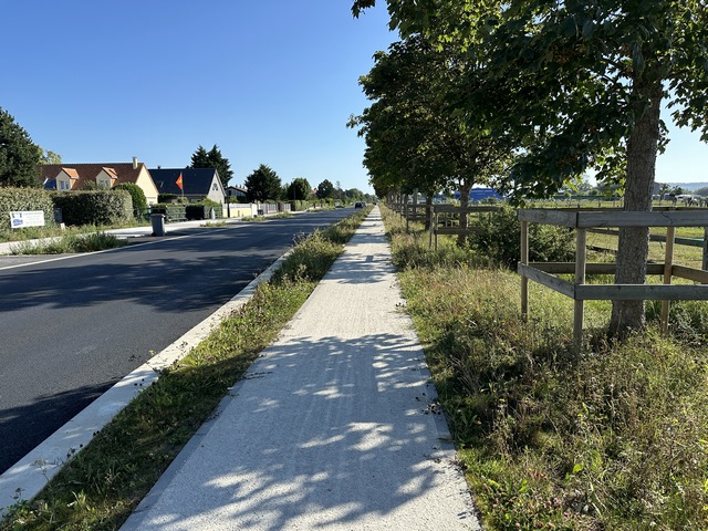 A Bas-Cabourg, nous suivons la piste cyclable pour rejoindre les prochains marais.
