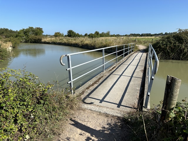 Traversée de la Divette sur cette passerelle.