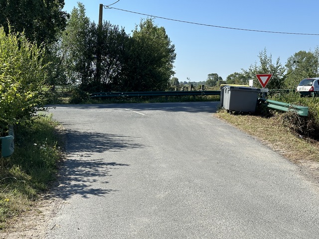 Nous arrivons au niveau de la D27, nous allons la suivre à droite pour entrer dans Varaville et retrouver notre point de départ&nbsp;