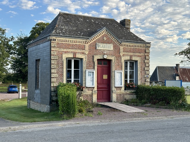 Nous partons de l'espace qui se trouve devant la toute petite mairie de Morsan.