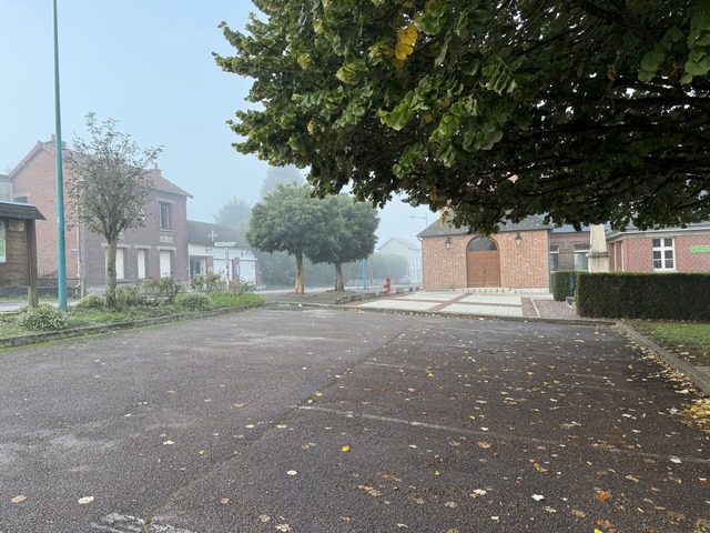 Nous partons du parking et allons contourner la mairie pour rejoindre la berge de l'Andelle. Le totem de départ du circuit 14 Saint-Rémy se trouve sur le parking de la mairie.