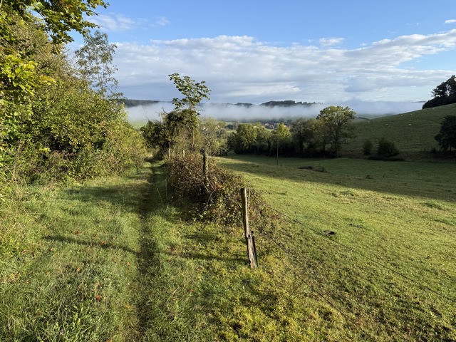 Le Chemin de la Cavée offre une belle perspective sur la vallée de l'Andelle. La rivière est signalée par la longue bande de brume qui la surplombe.&nbsp;
