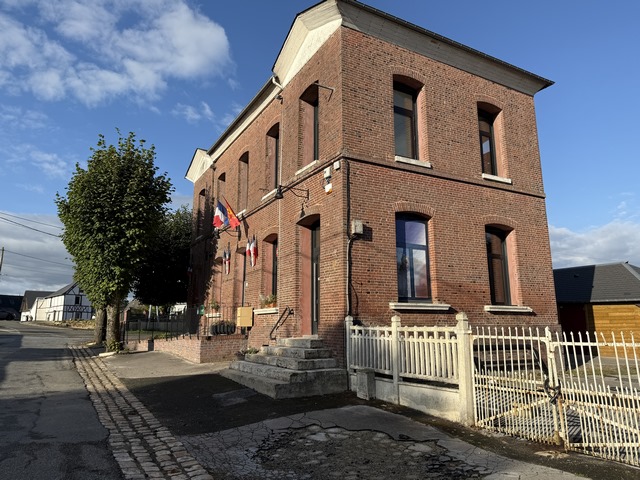 Nous passons devant la mairie de La Haye, et continuons sur la rue du Château d'Eau et la route d'Elbeuf, sans traverser la N31.
