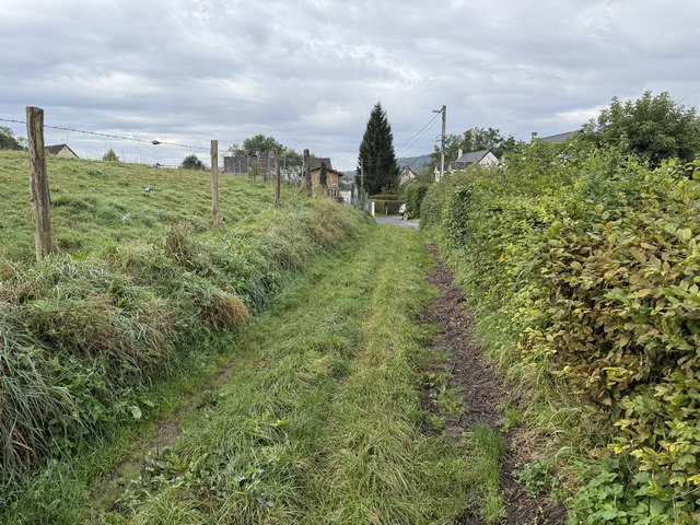 Le chemin débouche à l'entrée de Croisy, non loin de la mairie.