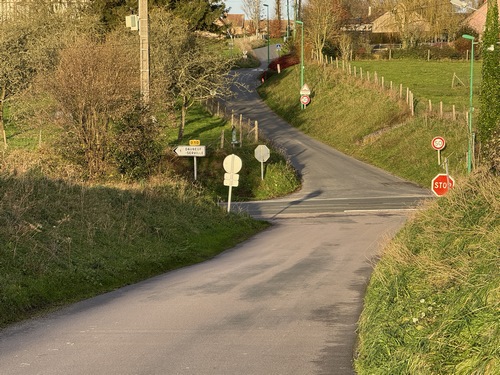 Nous suivons la longue rue qui relie Limpiville aux hauteurs de Daubeuf.