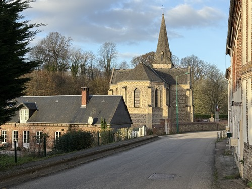 Nous passons non loin de l'église Notre-Dame de Daubeuf, qui a longtemps été un lieu de pèlerinage en dévotion à Sainte Wilgeforte, invoquée pour reprendre de l'appétit et des forces.