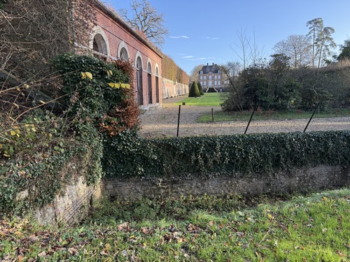 Derrière le saut-de-loup, on distingue le pignon est du château. Nous verrons la façade un peu plus loin.
