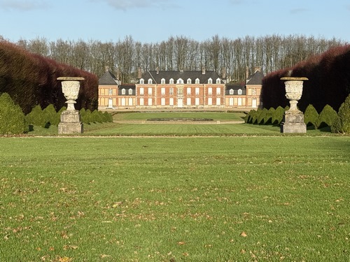 Et voici la splendide façade du château du Vaudroc. Ancien prieuré, le corps de logis actuel a été édifié au XVIIe par les moines bénédictins de Fécamp. Le marquis de Vaudrocque fait ajouter deux ailes au XVIIIe. Le château appartient au marquis et à la marquise de Lillers depuis 1958.