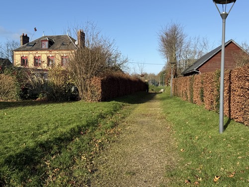 Devant la mairie, un chemin permet de rejoindre la salle municipale.