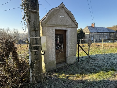 Arrivés sur la D35, nous longeons la chapelle Saint-Sauveur (XIXe), dont le saint patron est toujours vénéré comme on le voit.