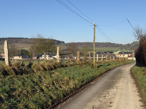Regard arrière vers le village de Toupray, depuis l'impasse du Bois-Hulin.