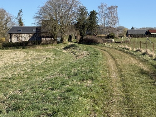 Le chemin nous conduit au hameau des Huées.