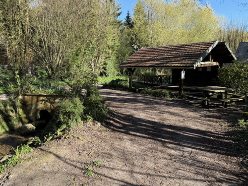 La Fontaine Vannier est une source dont le lavoir a été parfaitement restauré et est entretenu par une association. L'endroit bénéficie d'une table de pique-nique.