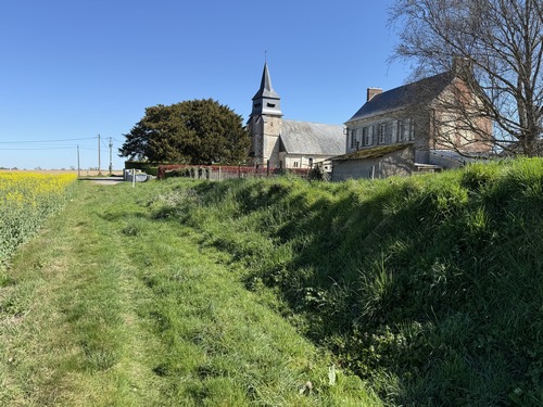 Le dernier chemin arrive à proximité de l'église Saint-Denis de Vannecroq.