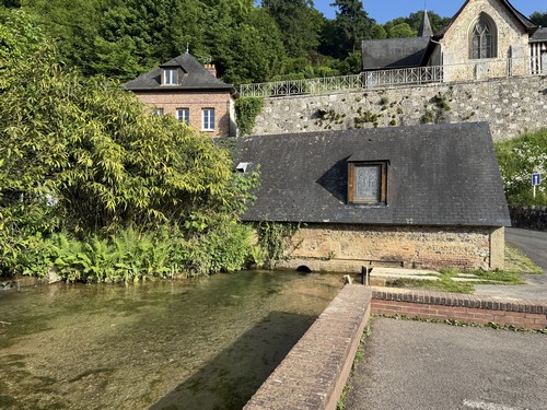 Nous partons du parking de la Chapelle de la Source de l'Austreberthe. Construite sur la source depuis le VIIe pour la protéger et la contrôler, la chapelle a longtemps été un lieu de pèlerinage. Sur la roue de l'ancien moulin on peut remarquer une installation de fils tendus de Sébastien Preschoux.