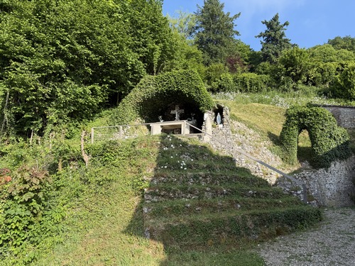 Grotte dédiée à Sainte-Austreberthe, la sculpture de la sainte abbesse date du XVe siècle.