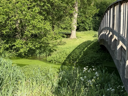 Une passerelle permet de traverser l'Austreberthe. A noter, la table de pique-nique près de la passerelle.&nbsp;