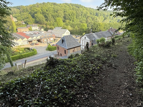 Nous avons traversé la D22 et montons sur le coteau est. Regard arrière sur le village.