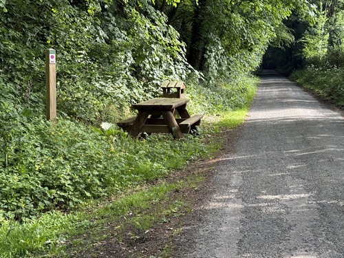 Au sommet du coteau boisé se trouve cette table de pique. Nous sommes désormais sur le GR212, nous allons le suivre derrière nous.