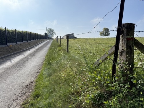 Le GR212 suit cette petite route déserte qui se dirige vers Goupillières.