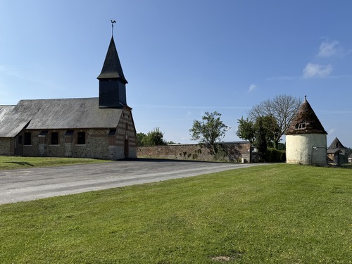 Renfeugères est rattachée à Goupillières depuis 1820. La chapelle St-Jean-Baptiste faisait partie du château de Renfeugères, démoli vers 1960 et dont il ne reste que les tourelles d'angle de l'enceinte.