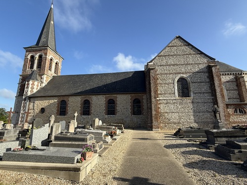 Je pars du parking de la mairie, en face de l'église Saint-Pierre (XIIIe -> XIXe) et prends la direction du sud sur la route du Vivier.