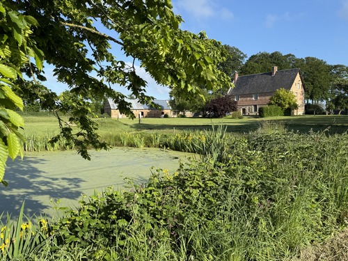 La route longe ici le manoir du Vivier (XVIe). Le vivier était une réserve à poissons pour les moines de l'abbaye de Valmont.