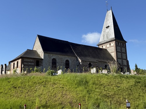 Eglise Saint-Martin de Sorquainville et sa tour-porche de style Renaissance de 1725.