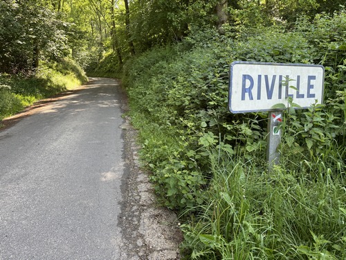 Entre les bois de Biville, Perrin et du Mont-Pouillon se trouve la route du Bosc-au-Moines. Le Bosc-au-Moines était une maison qui servait de lieu de repos aux moines de Fécamp. On voit le panneau de Riville, mais il reste 1,5 km avant de rejoindre le bourg.