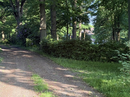Nous longeons le bois du Val-aux-Daims, le château éponyme se cache derrière ses grands arbres. Un autre château est encore mieux caché un peu plus loin.