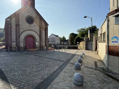 Nous passons devant l'église Saint-Aubin pour rejoindre la Sente de la Ravine.&nbsp;
