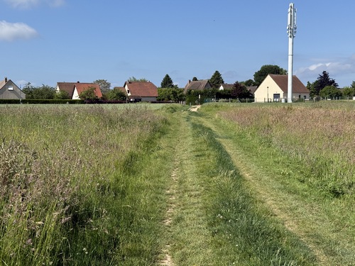 Nous arrivons à la piste cyclable qui longe la rue des Champs Fleuris, le parking du cimetière est à droite, un peu plus loin.