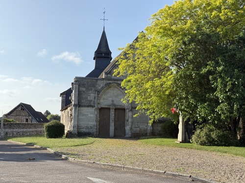 Nous partons de la mairie et traversons Jouy jusqu'à l'église Saint-Pierre (XIIIe->XVIIe). Nous allons tourner à droite avant l'église.