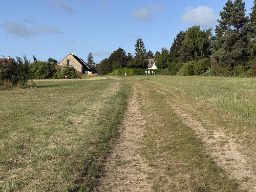 Nous arrivons au hameau de la Cornouilleraie, nous allons tourner à droite.