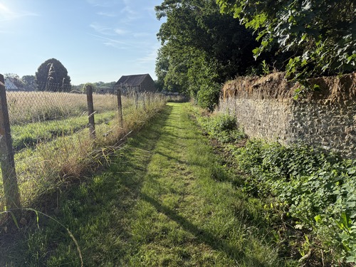 Le premier chemin est à quelques pas du départ. Il va traverser un petit vallon boisé en direction du hameau du Haut-Boisset.