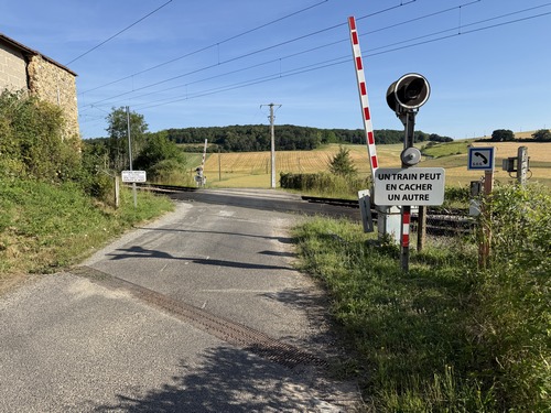 La Neuville-des-Vaux, traversée de la ligne de Mantes-la-Jolie à Cherbourg.