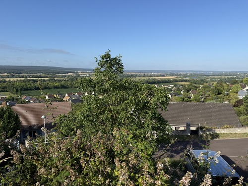 La montée permet de sympathiques points de vue sur la vallée de la Seine.