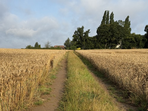 Arrivée au hameau du Mesnil Englier.